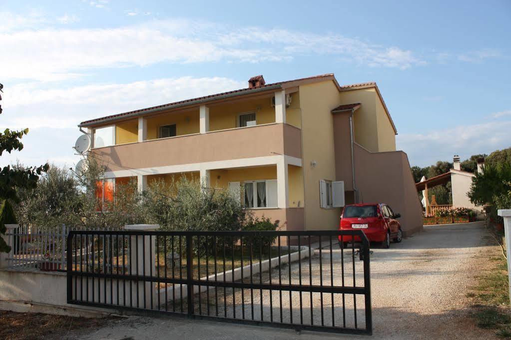 Apartment Mladenka Pula Exterior photo