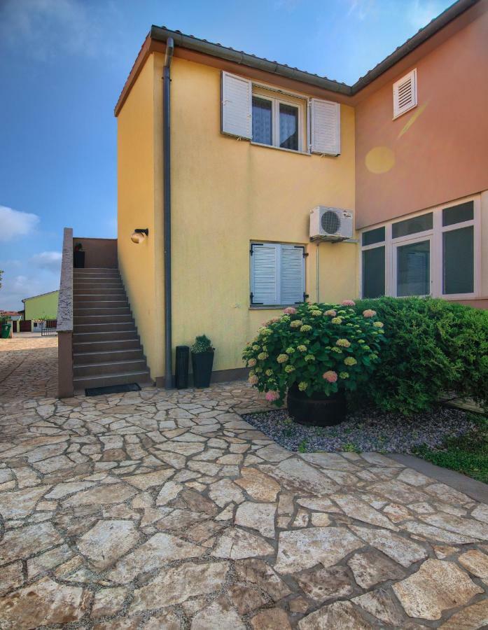 Apartment Mladenka Pula Exterior photo