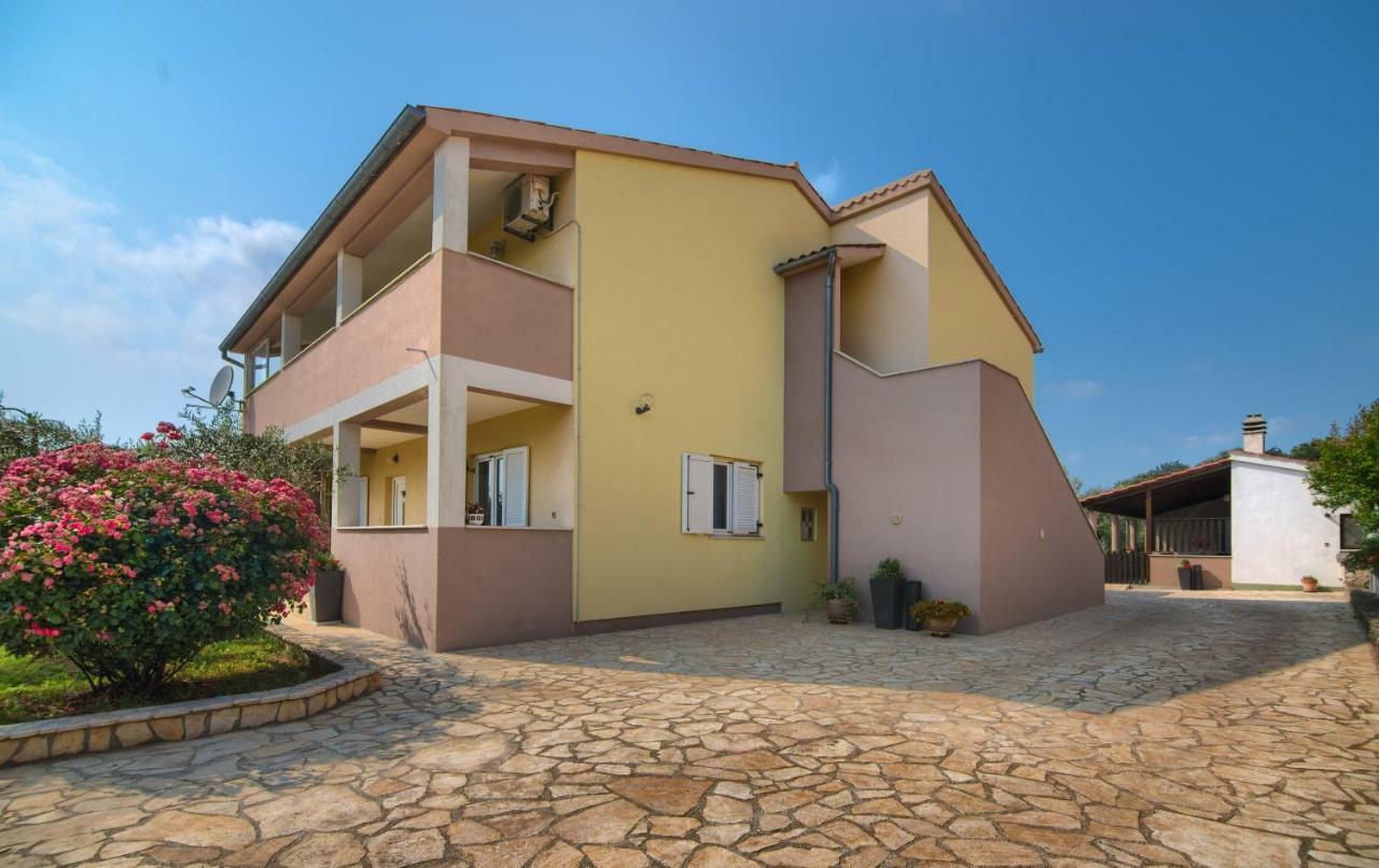 Apartment Mladenka Pula Exterior photo