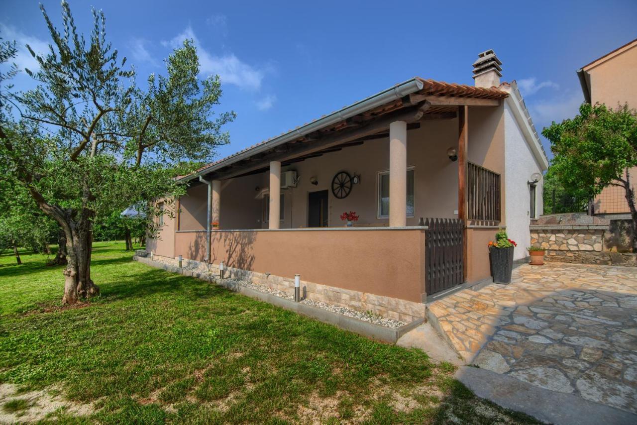 Apartment Mladenka Pula Exterior photo